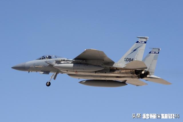 为什么客机飞过后面没有烟雾！而火箭升空时候那么大的喷火