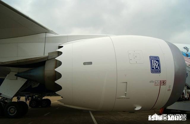 为什么客机飞过后面没有烟雾！而火箭升空时候那么大的喷火