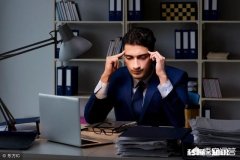 公司资金链断了工资发不下来，老板不正面回答问题，公司这样还能继续待下去吗