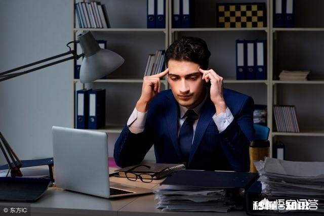 公司资金链断了工资发不下来，老板不正面回答问题，公司这样还能继续待下去吗