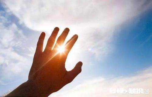 爱上一个受过感情伤害的女人，需要的是什么姿态去对待这份感情