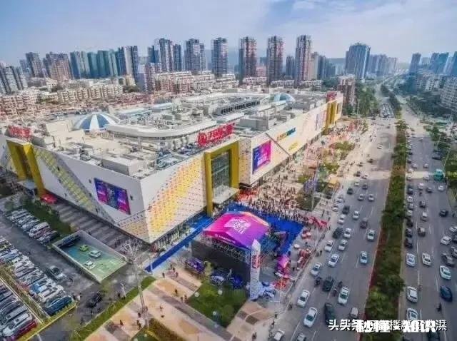 目前面临选择在哪里住的问题，是选择不花钱但没有安全感的前公司宿舍，还是有安全感但花钱很多的房子住比较好