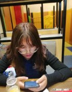 男朋友隐瞒学历，恋爱期间跟别的女生约会，还很大方的给花钱，现在决定分手，他说话极端