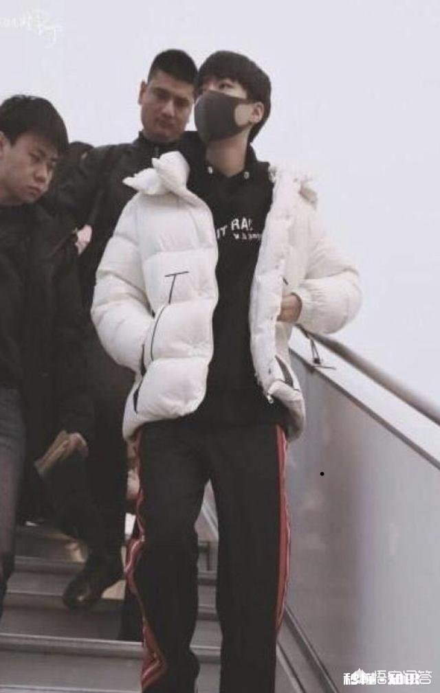 浅色的短羽绒服搭配什么颜色，什么款式的裤子