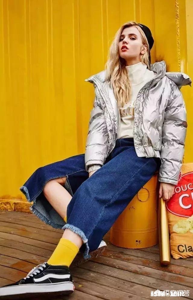 浅色的短羽绒服搭配什么颜色，什么款式的裤子