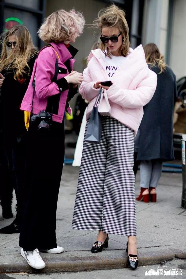 浅色的短羽绒服搭配什么颜色，什么款式的裤子