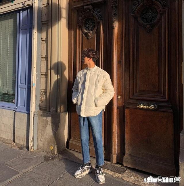 浅色的短羽绒服搭配什么颜色，什么款式的裤子