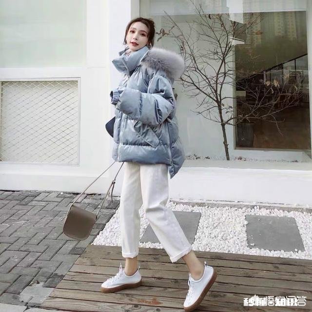 浅色的短羽绒服搭配什么颜色，什么款式的裤子