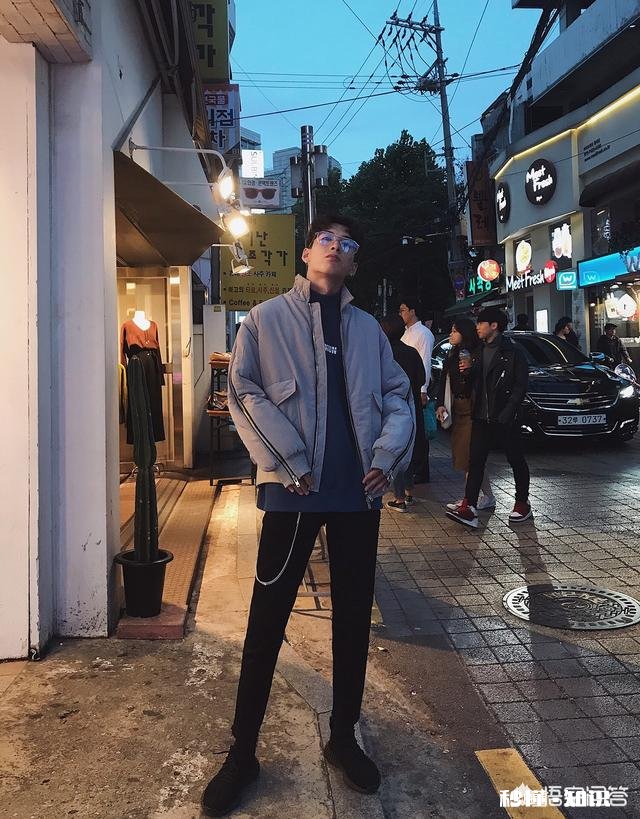 浅色的短羽绒服搭配什么颜色，什么款式的裤子