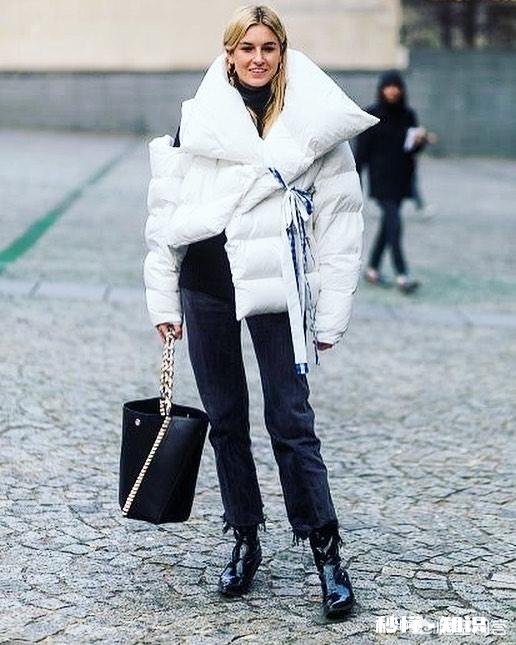 浅色的短羽绒服搭配什么颜色，什么款式的裤子