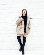 浅色的短羽绒服搭配什么颜色，什么款式的裤子