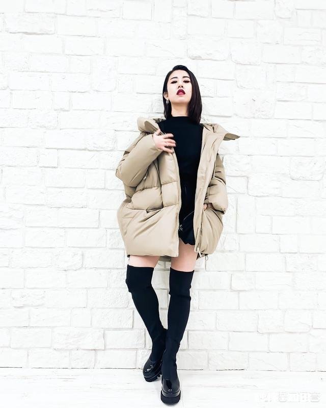 浅色的短羽绒服搭配什么颜色，什么款式的裤子