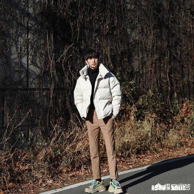 浅色的短羽绒服搭配什么颜色，什么款式的裤子