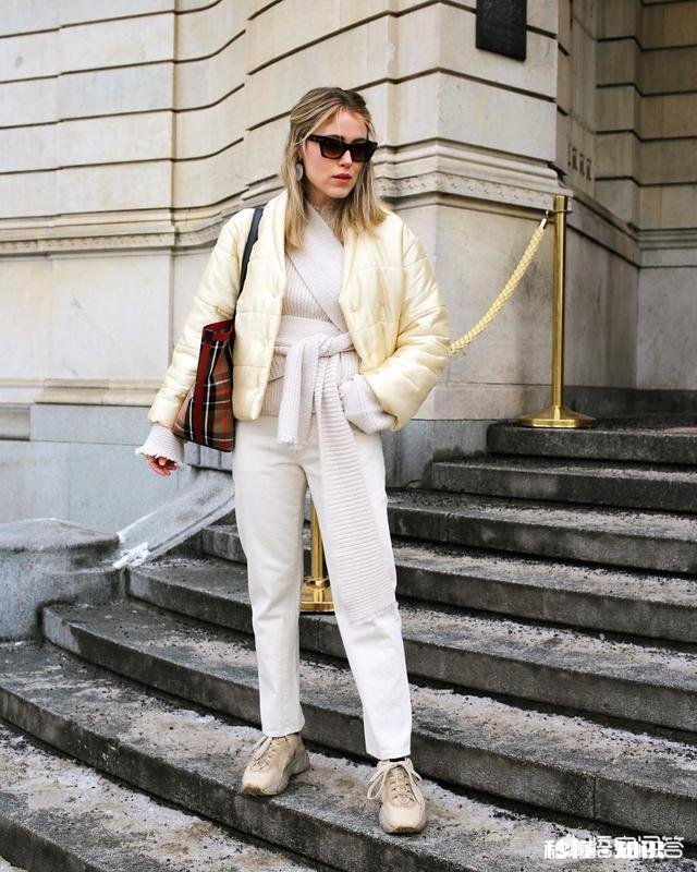 浅色的短羽绒服搭配什么颜色，什么款式的裤子