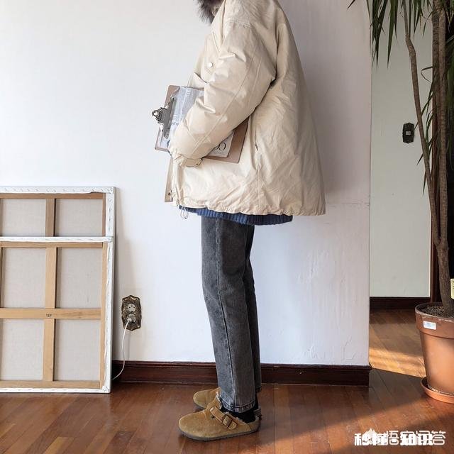 浅色的短羽绒服搭配什么颜色，什么款式的裤子