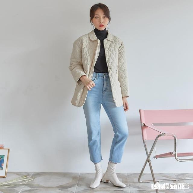 浅色的短羽绒服搭配什么颜色，什么款式的裤子