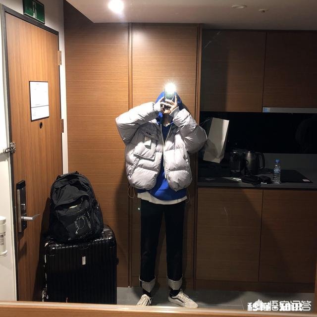 浅色的短羽绒服搭配什么颜色，什么款式的裤子