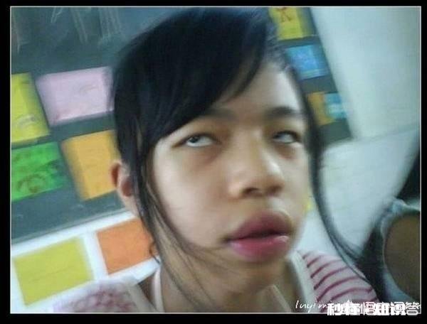 大红色毛衣和公主粉色毛衣哪个更显皮肤白