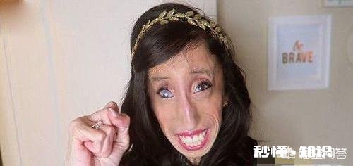 大红色毛衣和公主粉色毛衣哪个更显皮肤白