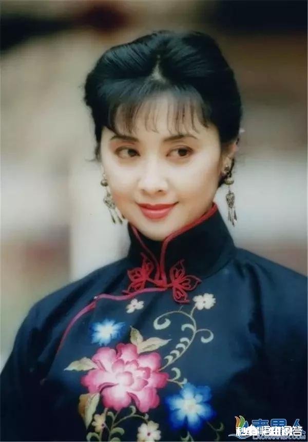 大红色毛衣和公主粉色毛衣哪个更显皮肤白