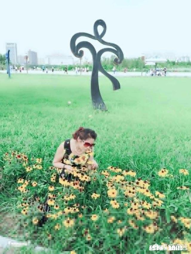 大红色毛衣和公主粉色毛衣哪个更显皮肤白