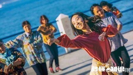 你认为是周星驰和张柏芝的《喜剧之王》好看还是王宝强和鄂博的《新喜剧之王》好看