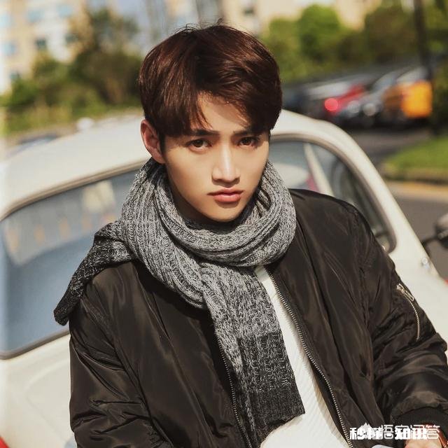 男生穿黑色外套搭配什么颜色围巾好看