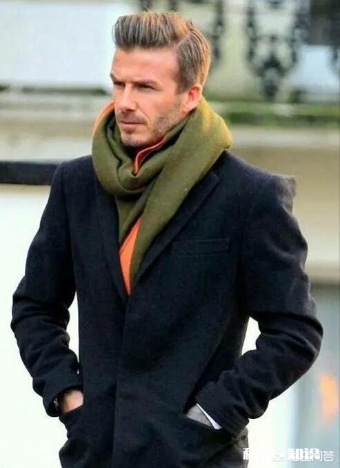 男生穿黑色外套搭配什么颜色围巾好看