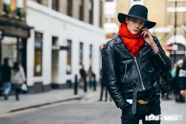 男生穿黑色外套搭配什么颜色围巾好看