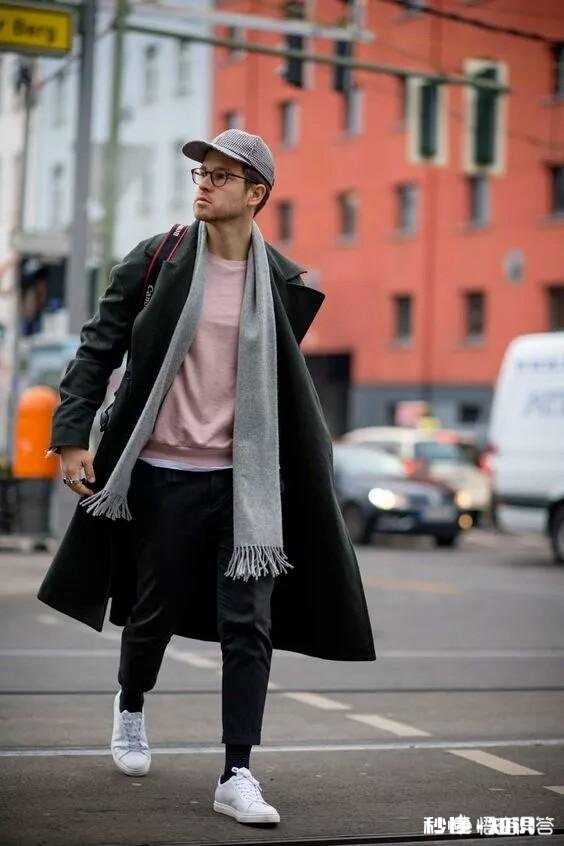 男生穿黑色外套搭配什么颜色围巾好看