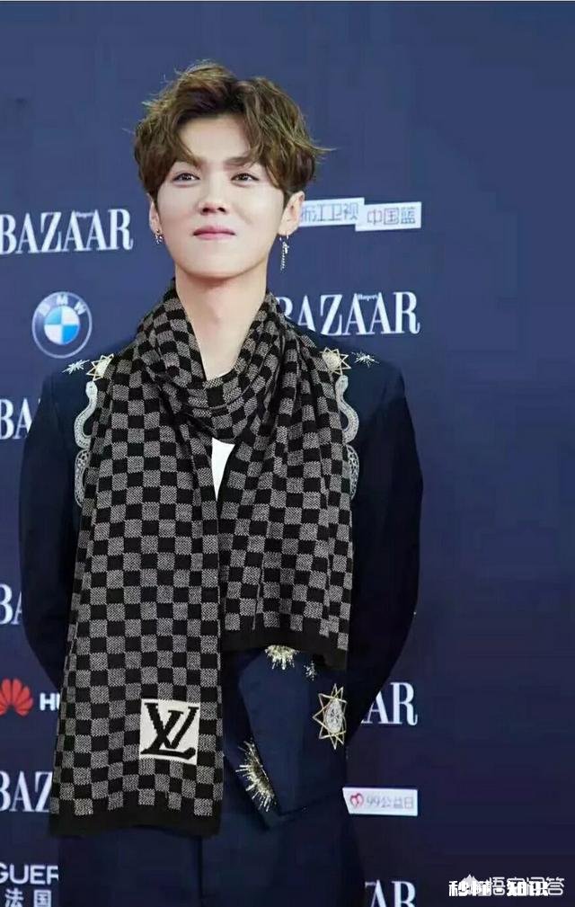 男生穿黑色外套搭配什么颜色围巾好看