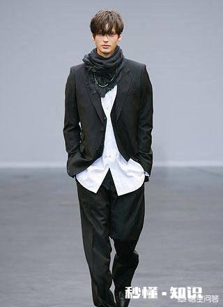 男生穿黑色外套搭配什么颜色围巾好看