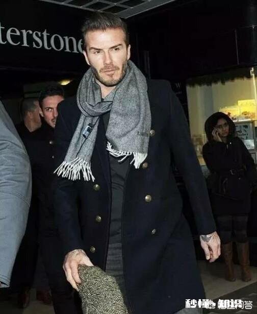 男生穿黑色外套搭配什么颜色围巾好看