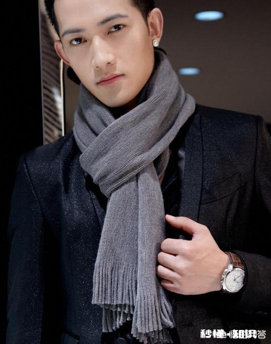 男生穿黑色外套搭配什么颜色围巾好看