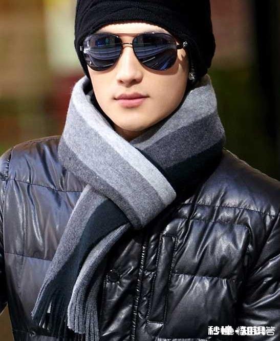 男生穿黑色外套搭配什么颜色围巾好看
