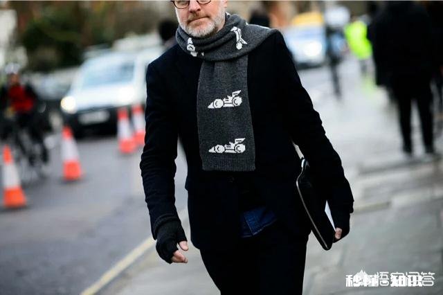 男生穿黑色外套搭配什么颜色围巾好看