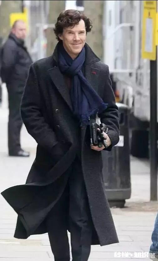 男生穿黑色外套搭配什么颜色围巾好看