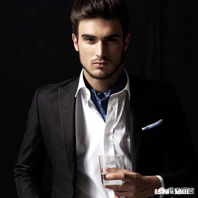 男生穿黑色外套搭配什么颜色围巾好看