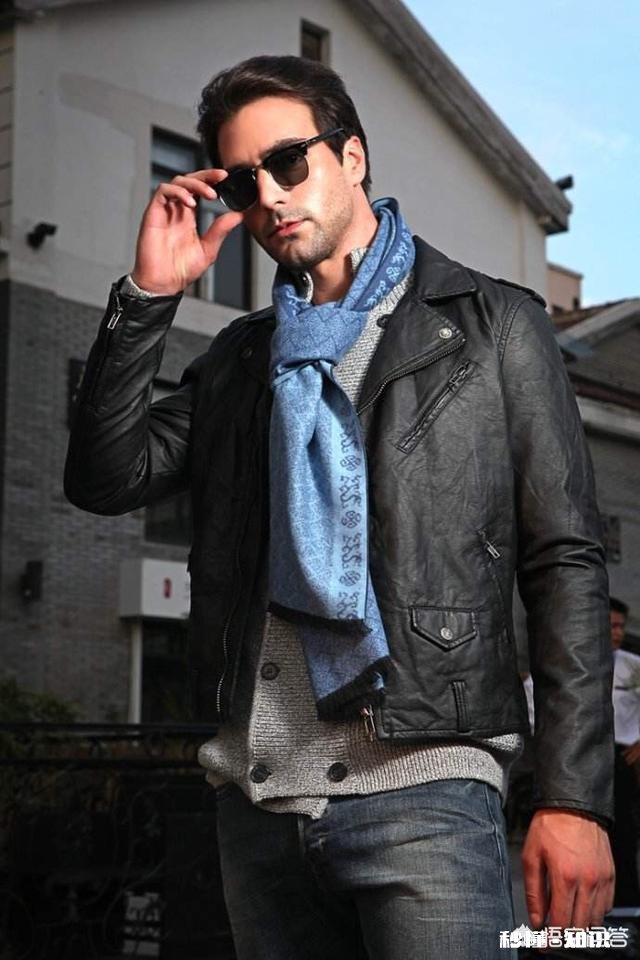 男生穿黑色外套搭配什么颜色围巾好看