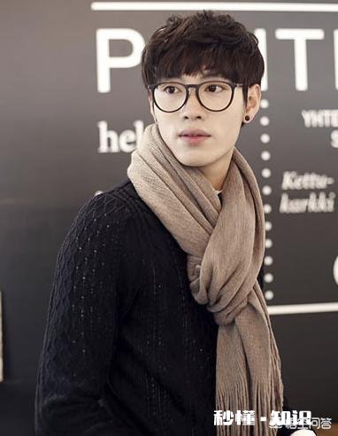 男生穿黑色外套搭配什么颜色围巾好看