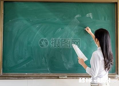 你是希望朝气蓬勃的年轻教师教你的孩子，还是希望经验丰富的老教师教你的孩子