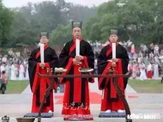 小步快走这个礼仪怎么来的