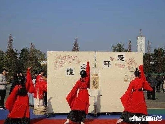 小步快走这个礼仪怎么来的