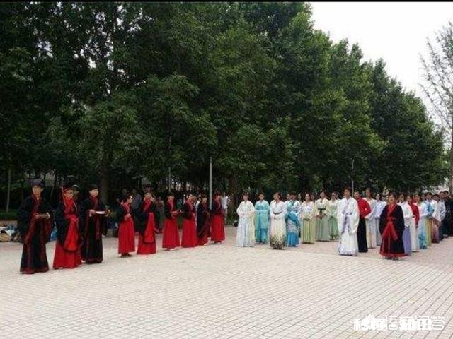 小步快走这个礼仪怎么来的