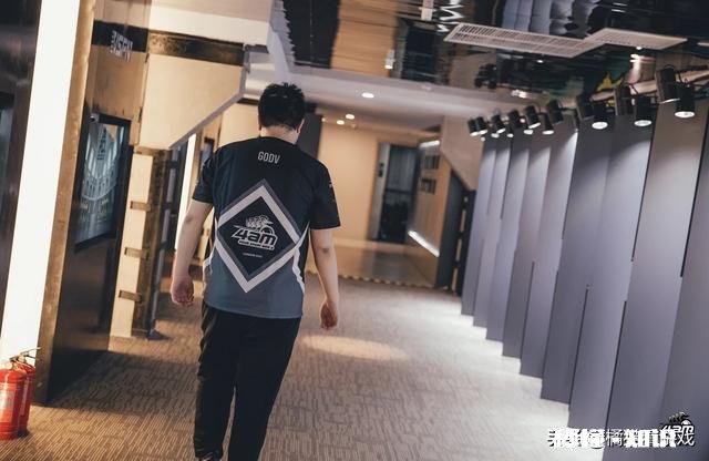 绝地求生：网传韦神直言最近太累，周四比赛四个人全换，备战季后赛，如何评价