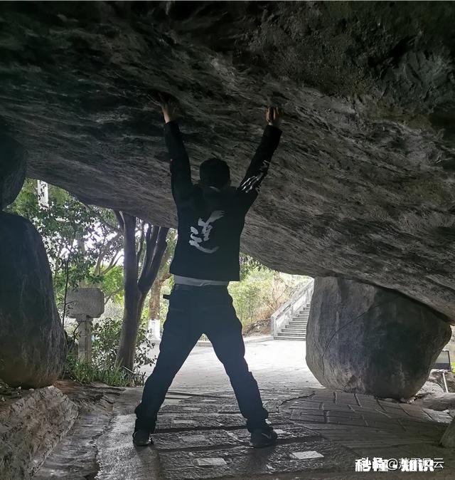 同事借了两千三把我拉黑！可以报警吗