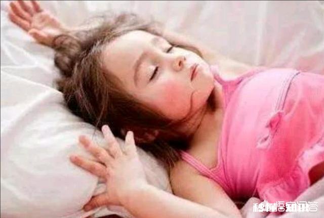 宝宝睡觉不喜欢穿衣服，还老踢被子怎么办