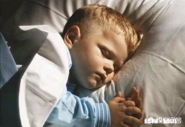 宝宝睡觉不喜欢穿衣服，还老踢被子怎么办