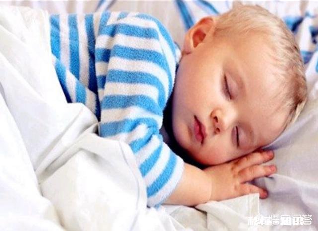 宝宝睡觉不喜欢穿衣服，还老踢被子怎么办