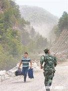 电影《红海行动》中蛟龙小队若不营救25名人质的话，可能会安全撤离，为什么还要去营救